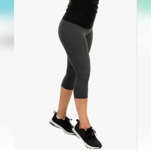 NWOT CompressionZ Capri Leggings